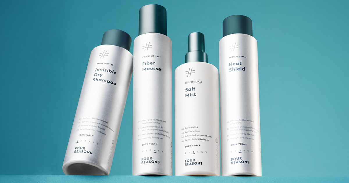 Tuotekuva, jossa on esitelty Four Reasons Professional Styling -linjan tuotteita. Invisible Dry Shampoo, Fiber Mousse, Salt Mist ja Heat Shield. Tuote on harjattua alumiinia ja korkit ovat tumman siniset.